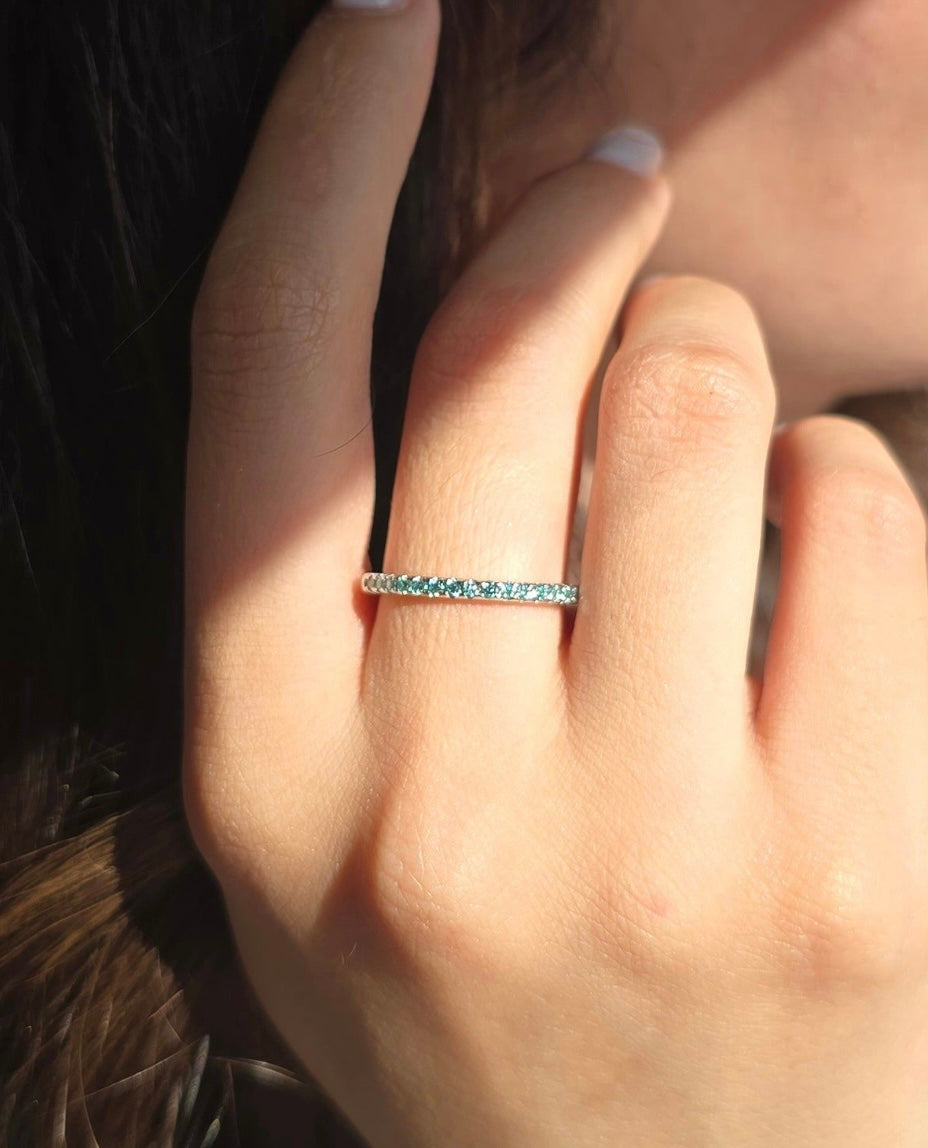 Bague fine en or blanc 18k pavée de diamants bleus | Alliance élégante femme | Bague de fiançailles moderne | Bijou raffiné sur mesure