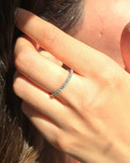 Bague fine en or blanc 18k pavée de diamants bleus | Alliance élégante femme | Bague de fiançailles moderne | Bijou raffiné sur mesure