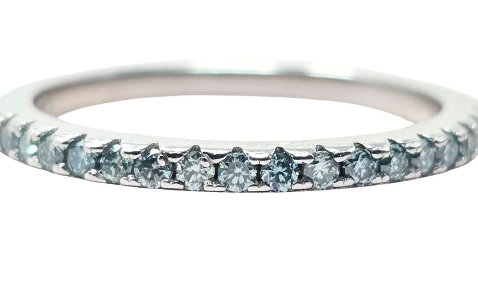Bague fine en or blanc 18k pavée de diamants bleus | Alliance élégante femme | Bague de fiançailles moderne | Bijou raffiné sur mesure