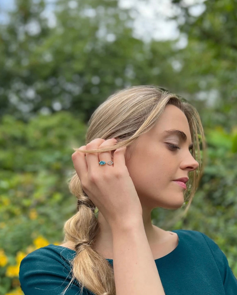 Bague ouverte en or 18k avec topaze bleue et diamants – Bague moderne minimaliste pour femme, cadeau personnalisé